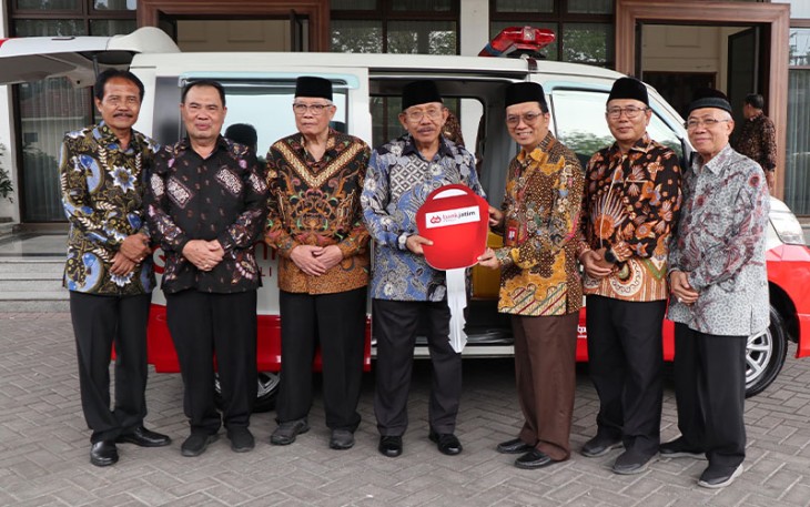 Bank Jatim Bagikan CSR Ambulans ke PMI Jawa&nbsp;Timur