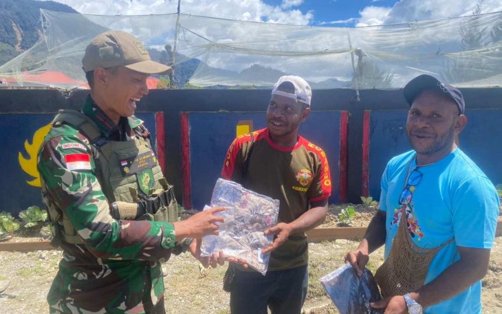 Satgas Yonif 509 Kostrad Berikan Bantuan Dana Sekolah dan Pakaian, Ini&nbsp;Tujuannya!