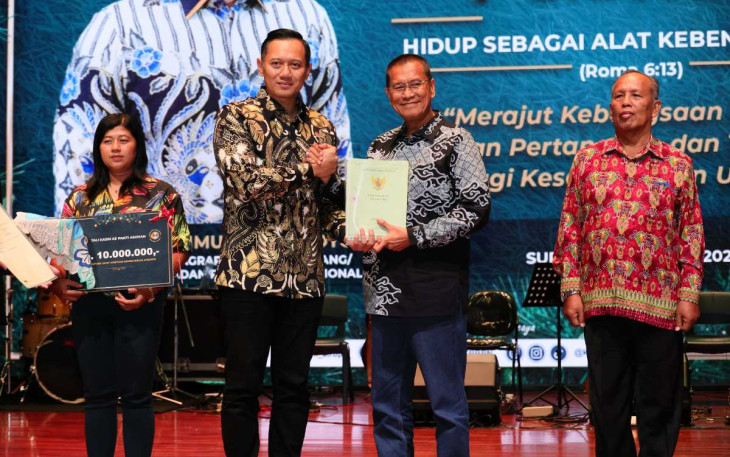 Menteri AHY Serahkan 16 Sertipikat Tanah Gereja di Wilayah Jawa&nbsp;Timur