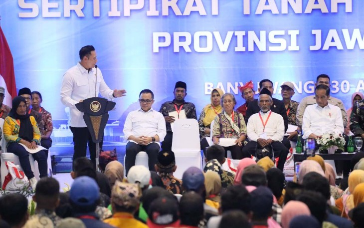 Menteri AHY Dampingi Presiden Jokowi Serahkan 10.323 Sertipikat Tanah di&nbsp;Banyuwangi