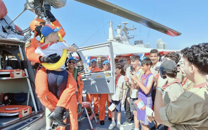 Crew Heli HS-1305 Kenalkan Pelajar Lebanon Alutsista Pesawat TNl AL