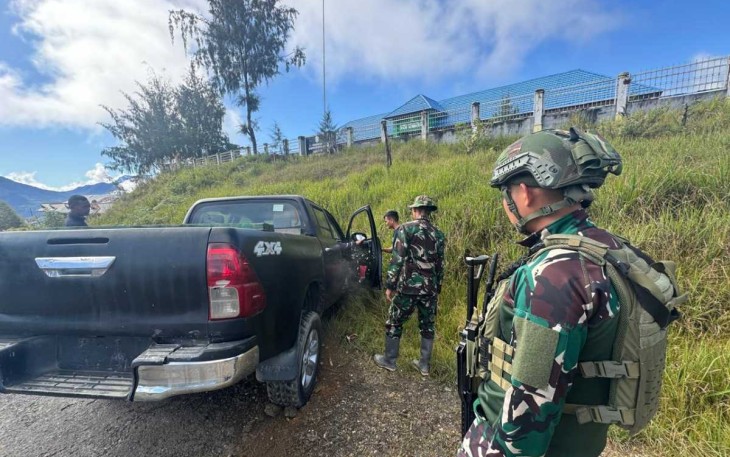 Inisiatif Prajurit Habema, Tarik Mobil Warga Terperosok di&nbsp;Mamba