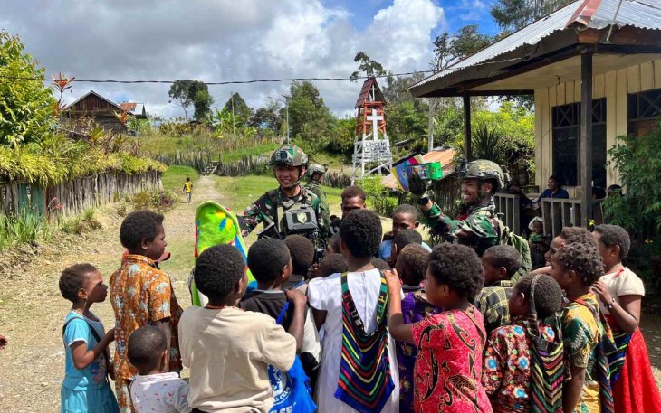 Satgas 509 Kostrad Peduli Pendidikan Anak Papua, Kunjungi Kampung&nbsp;Holomama