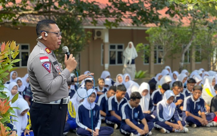 Operasi Patuh Seligi 2024, Kasat Lantas Polres Bintan Sosialisasikan Tertib Berlalu Lintas Kepada&nbsp;Pelajar