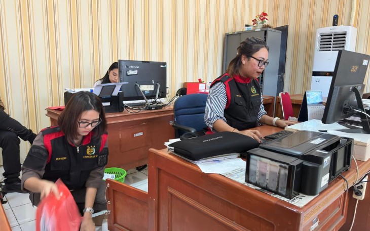 Geledah Sekretariat DPRD Kota Bitung dan BKAD, Kejari Bitung Amankan 1 Pick Up Dokumen Penting