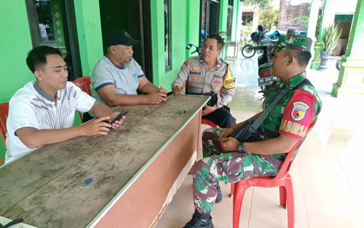 Sosialisasikan Bahaya Judi Online, Sertu Andi Wantoro Komsos dengan Perangkat&nbsp;Desa