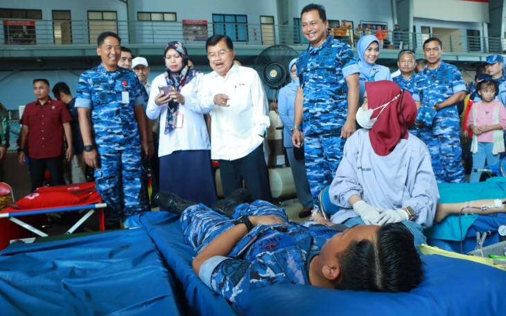 Danlanud Sultan Hasanuddin Dampingi Kasau dan Ketua Umum PMI Kunjungi Kegiatan Donor Darah Acara Hari Bakti TNI Angkatan&nbsp;Udara