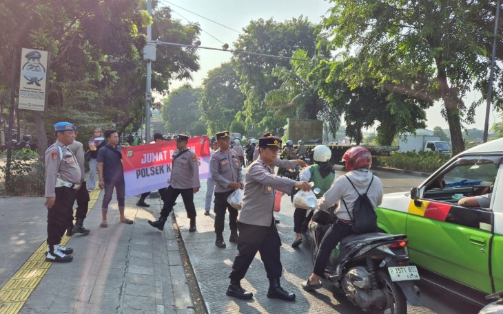 Jumat Berkah, Polsek Kalideres Bagikan 50 Kotak Sarapan untuk Warga
