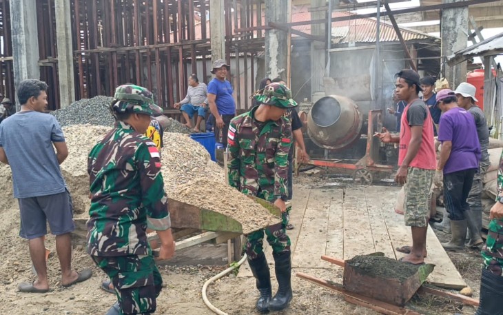 Satgas Yonif 642/Kps Bantu Pembangunan Masjid Al Muhajirin Stengko&nbsp;III
