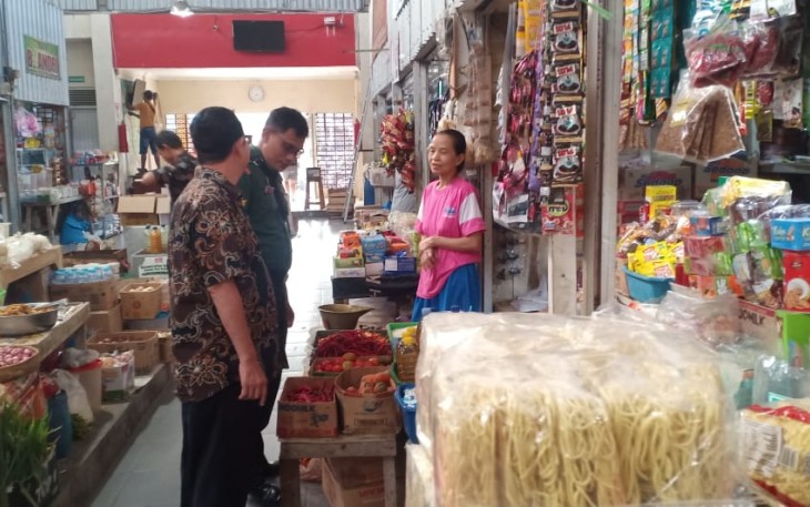Babinsa Koramil Jiwan dan Kepala Pasar Lakukan Pendataan dan Pengecekan Harga Sembako di Pasar&nbsp;Sambirejo