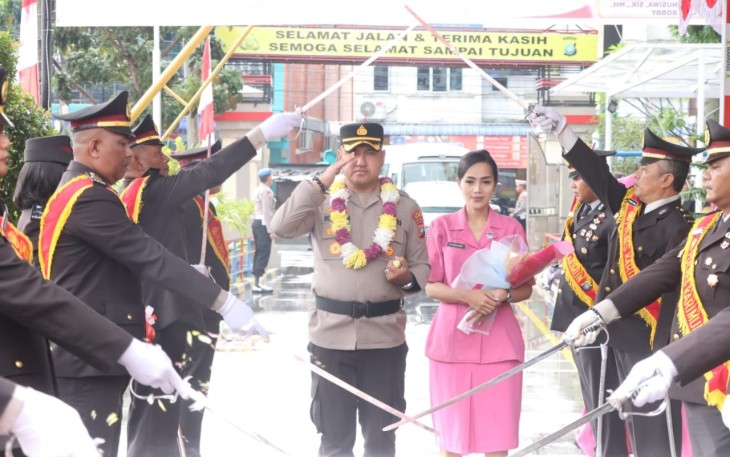 Tradisi Welcome and Farewell Parade Pisah Sambut Kapolres Karimun di Warnai&nbsp;Kesedihan