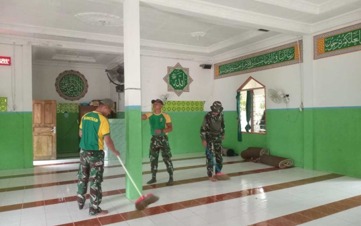 Satgas Yonarmed 11 Kostrad dan Warga Gotong Royong Bersihkan Masjid Al Ikhlas