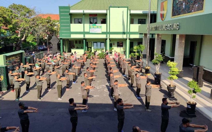 Anggota Kodim 0807 Tulungagung Gelar Olahraga Santai untuk Jaga Kebugaran